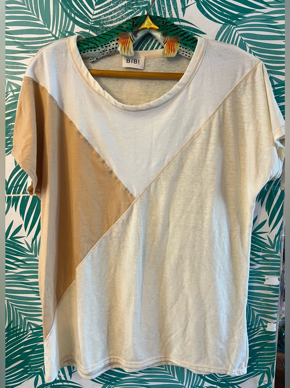 BiBi Cream and Tan Diagonal Colorblock Short Sleeve relaxed scoop neck Tee Sz L